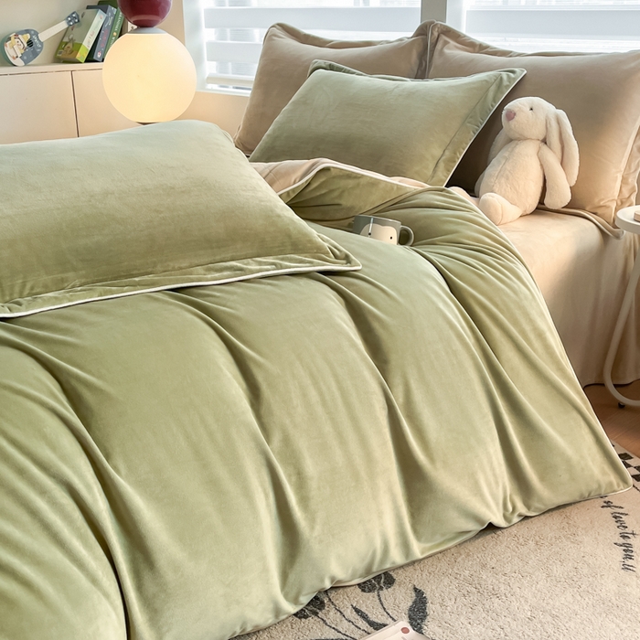 91家纺网 家纺一手货源 找家纺 咏绒家纺工厂店 2025新款加厚婴儿绒牛奶绒四件套9斤工艺款宝宝绒四件套 米驼+苔绿