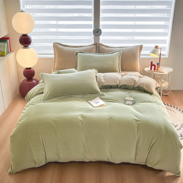 91家纺网 家纺一手货源 找家纺 咏绒家纺工厂店 2025新款加厚婴儿绒牛奶绒四件套9斤工艺款宝宝绒四件套 米驼+苔绿