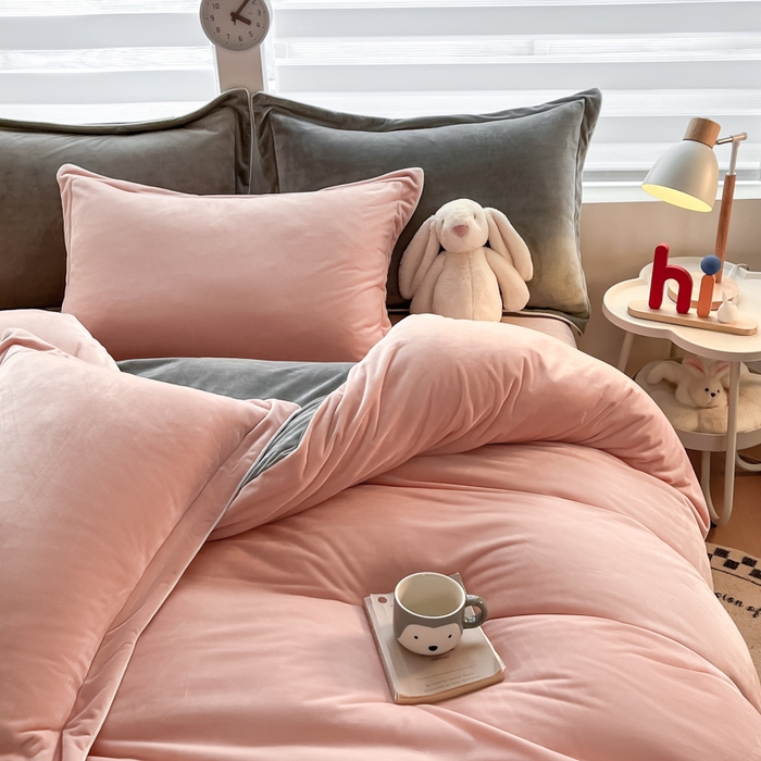 91家纺网 家纺一手货源 找家纺 咏绒家纺工厂店 2025新款加厚婴儿绒牛奶绒四件套9斤工艺款宝宝绒四件套 皮粉+灰色