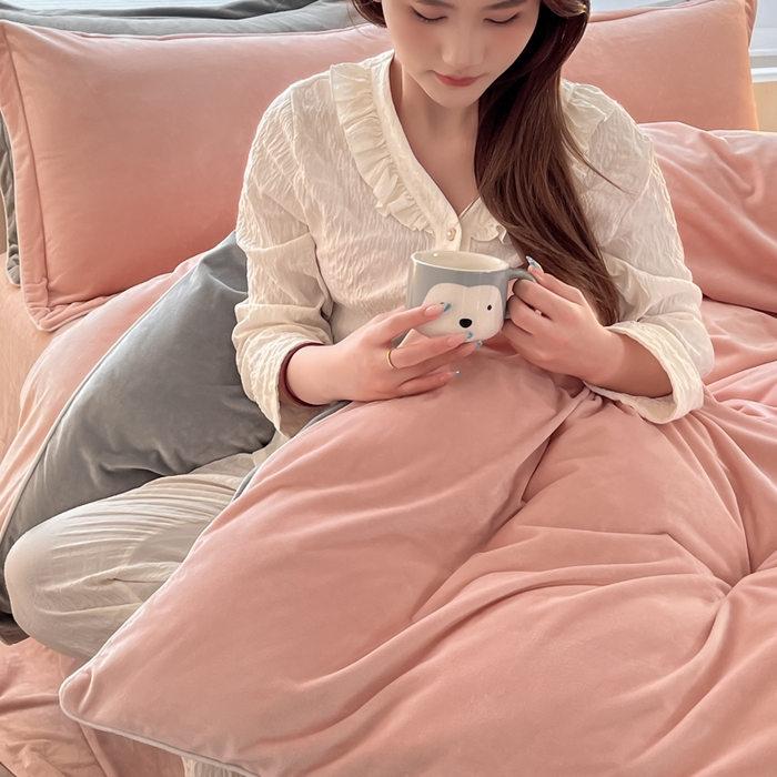 91家纺网 家纺一手货源 找家纺 咏绒家纺工厂店 2025新款加厚婴儿绒牛奶绒四件套9斤工艺款宝宝绒四件套 皮粉+灰色