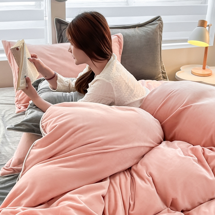 91家纺网 家纺一手货源 找家纺 咏绒家纺工厂店 2025新款加厚婴儿绒牛奶绒四件套9斤工艺款宝宝绒四件套 皮粉+浅灰