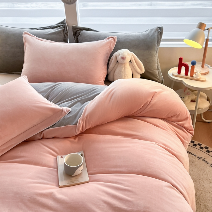 91家纺网 家纺一手货源 找家纺 咏绒家纺工厂店 2025新款加厚婴儿绒牛奶绒四件套9斤工艺款宝宝绒四件套 皮粉+浅灰