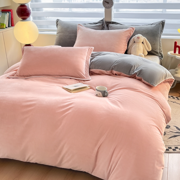 91家纺网 家纺一手货源 找家纺 咏绒家纺工厂店 2025新款加厚婴儿绒牛奶绒四件套9斤工艺款宝宝绒四件套 浅灰+皮粉