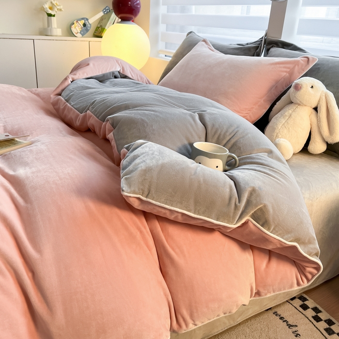 91家纺网 家纺一手货源 找家纺 咏绒家纺工厂店 2025新款加厚婴儿绒牛奶绒四件套9斤工艺款宝宝绒四件套 浅灰+皮粉