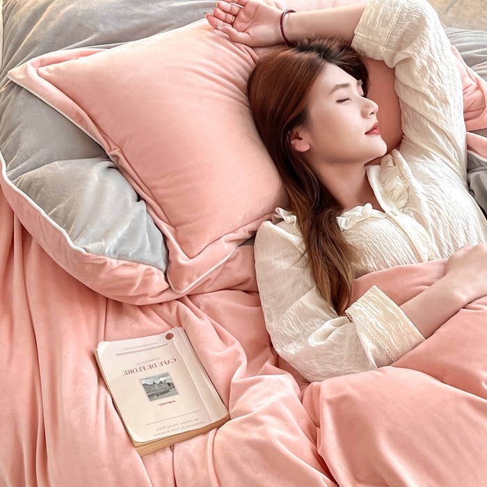 91家纺网 家纺一手货源 找家纺 咏绒家纺工厂店 2025新款加厚婴儿绒牛奶绒四件套9斤工艺款宝宝绒四件套 浅灰+皮粉