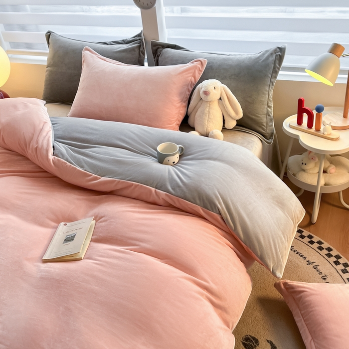 91家纺网 家纺一手货源 找家纺 咏绒家纺工厂店 2025新款加厚婴儿绒牛奶绒四件套9斤工艺款宝宝绒四件套 浅灰+皮粉