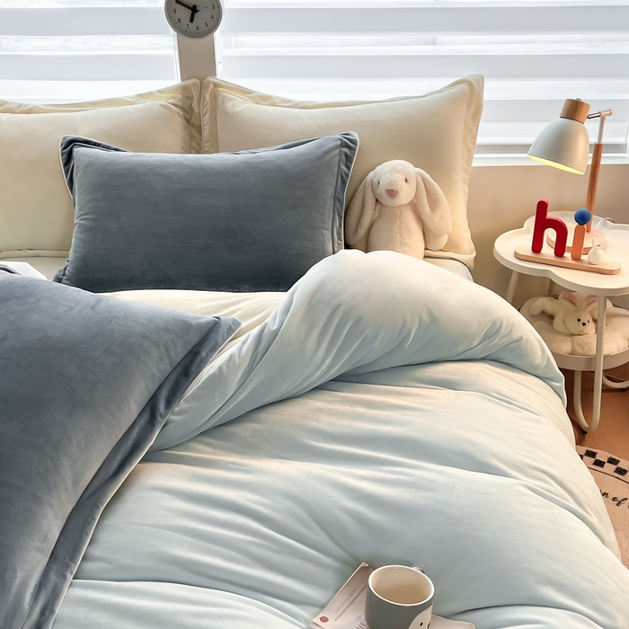 91家纺网 家纺一手货源 找家纺 咏绒家纺工厂店 2025新款加厚婴儿绒牛奶绒四件套9斤工艺款宝宝绒四件套 浅蓝+米白