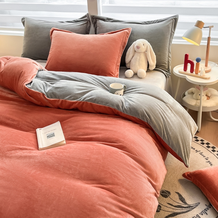 91家纺网 家纺一手货源 找家纺 咏绒家纺工厂店 2025新款加厚婴儿绒牛奶绒四件套9斤工艺款宝宝绒四件套 砖红+灰色