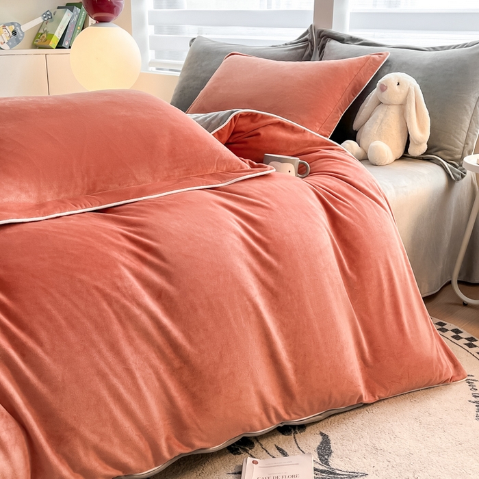 91家纺网 家纺一手货源 找家纺 咏绒家纺工厂店 2025新款加厚婴儿绒牛奶绒四件套9斤工艺款宝宝绒四件套 砖红+灰色