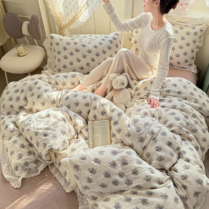 91家纺网 家纺一手货源 找家纺 咏绒家纺工厂店 2025新款全棉双层皱皱沙印花花边款四件套 花梦