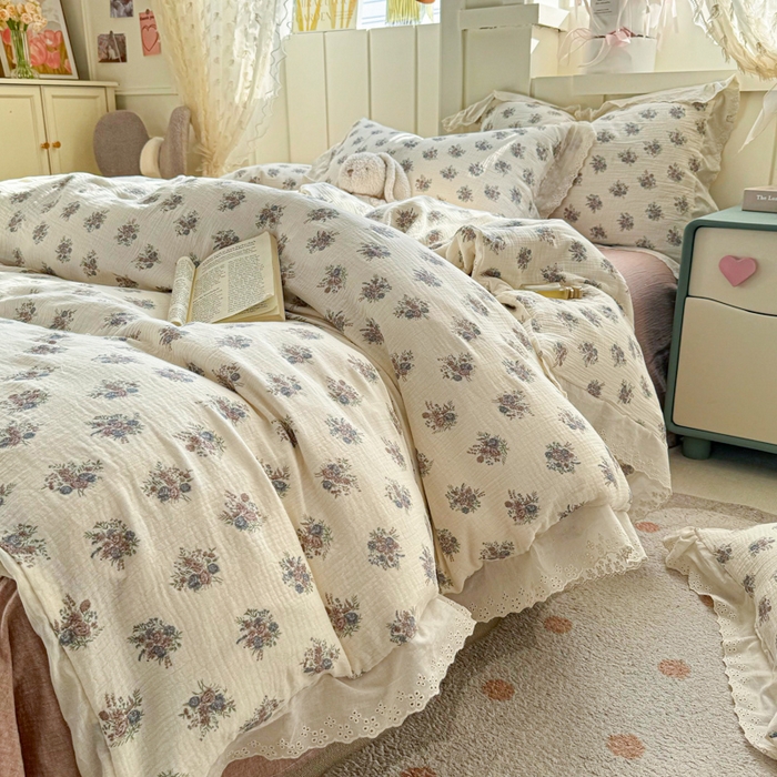 91家纺网 家纺一手货源 找家纺 咏绒家纺工厂店 2025新款全棉双层皱皱沙印花花边款四件套 花梦