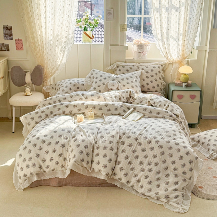 91家纺网 家纺一手货源 找家纺 咏绒家纺工厂店 2025新款全棉双层皱皱沙印花花边款四件套 花梦