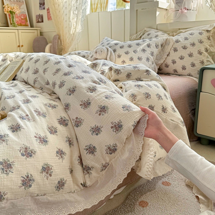 91家纺网 家纺一手货源 找家纺 咏绒家纺工厂店 2025新款全棉双层皱皱沙印花花边款四件套 花梦