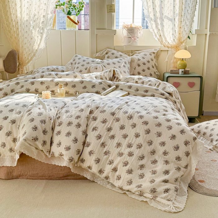 91家纺网 家纺一手货源 找家纺 咏绒家纺工厂店 2025新款全棉双层皱皱沙印花花边款四件套 花梦