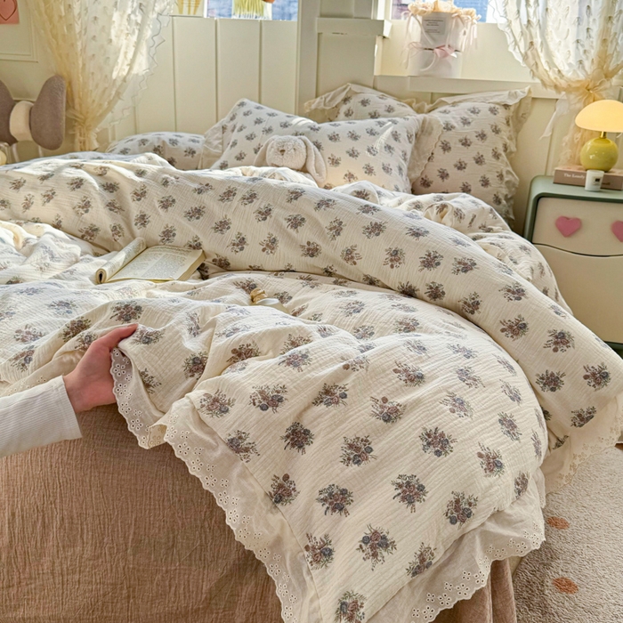 91家纺网 家纺一手货源 找家纺 咏绒家纺工厂店 2025新款全棉双层皱皱沙印花花边款四件套 花梦