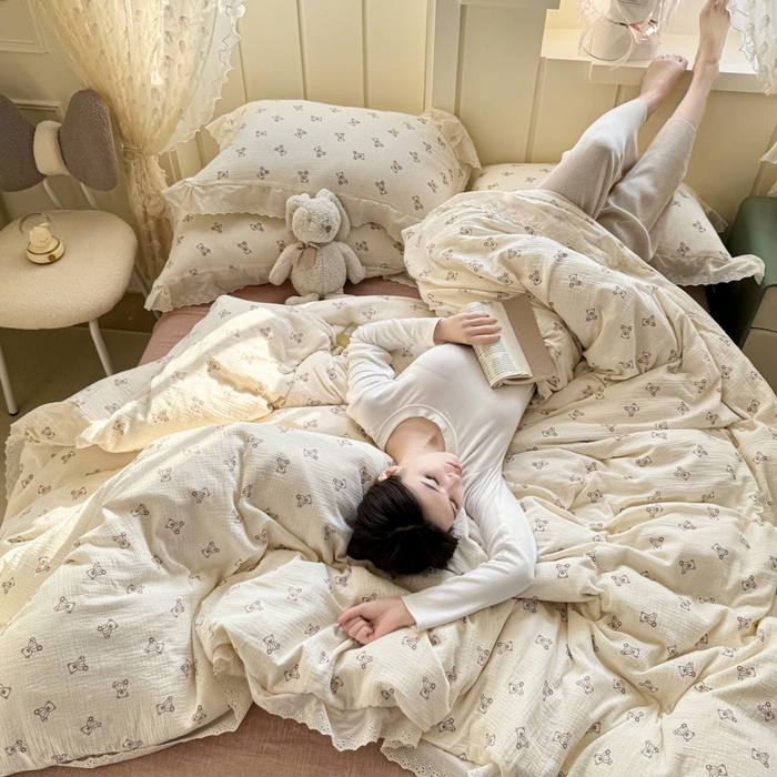 91家纺网 家纺一手货源 找家纺 咏绒家纺工厂店 2025新款全棉双层皱皱沙印花花边款四件套 赫本熊