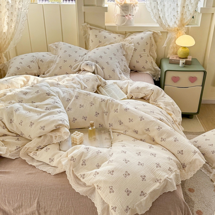 91家纺网 家纺一手货源 找家纺 咏绒家纺工厂店 2025新款全棉双层皱皱沙印花花边款四件套 赫本熊
