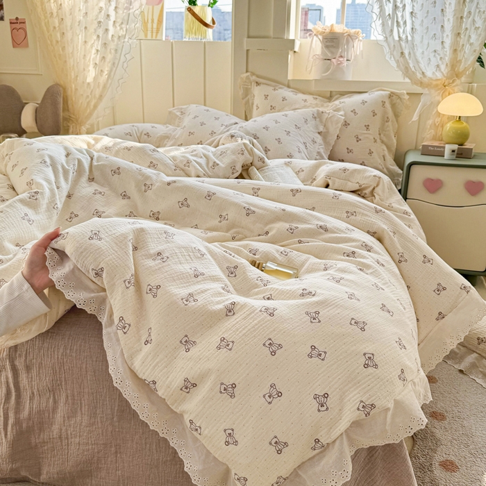91家纺网 家纺一手货源 找家纺 咏绒家纺工厂店 2025新款全棉双层皱皱沙印花花边款四件套 赫本熊