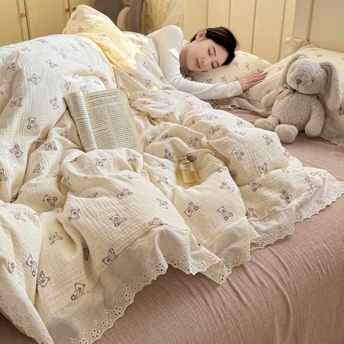 91家纺网 家纺一手货源 找家纺 咏绒家纺工厂店 2025新款全棉双层皱皱沙印花花边款四件套 赫本熊