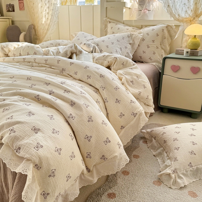 91家纺网 家纺一手货源 找家纺 咏绒家纺工厂店 2025新款全棉双层皱皱沙印花花边款四件套 赫本熊