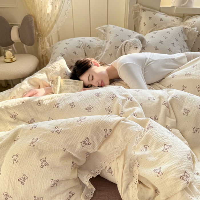 91家纺网 家纺一手货源 找家纺 咏绒家纺工厂店 2025新款全棉双层皱皱沙印花花边款四件套 赫本熊