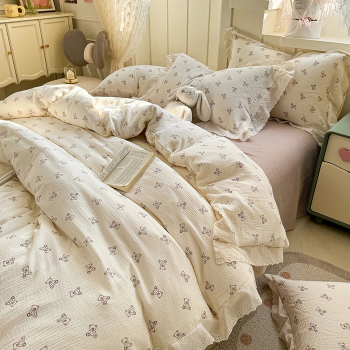 91家纺网 家纺一手货源 找家纺 咏绒家纺工厂店 2025新款全棉双层皱皱沙印花花边款四件套 赫本熊