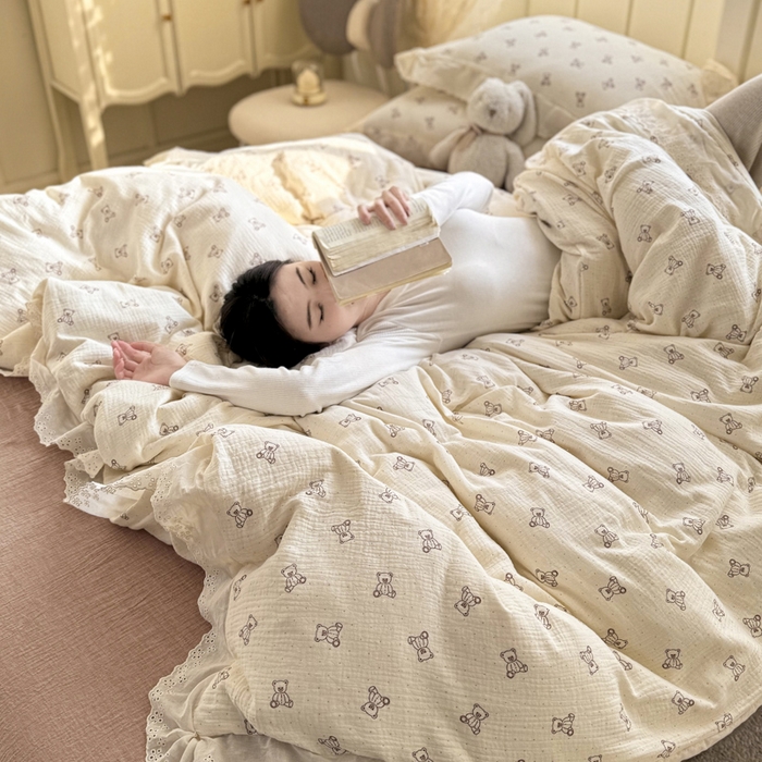 91家纺网 家纺一手货源 找家纺 咏绒家纺工厂店 2025新款全棉双层皱皱沙印花花边款四件套 赫本熊