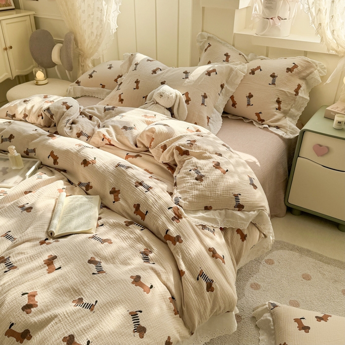 91家纺网 家纺一手货源 找家纺 咏绒家纺工厂店 2025新款全棉双层皱皱沙印花花边款四件套 萌犬