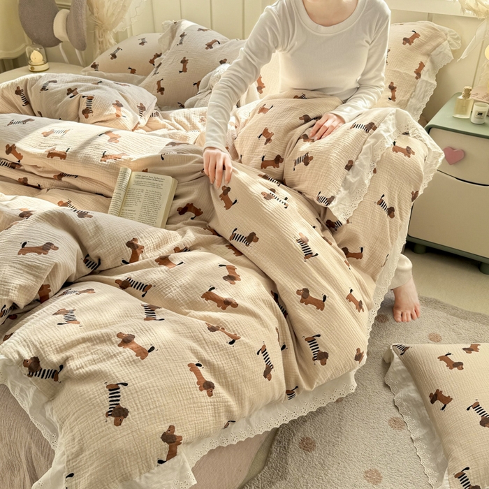 91家纺网 家纺一手货源 找家纺 咏绒家纺工厂店 2025新款全棉双层皱皱沙印花花边款四件套 萌犬