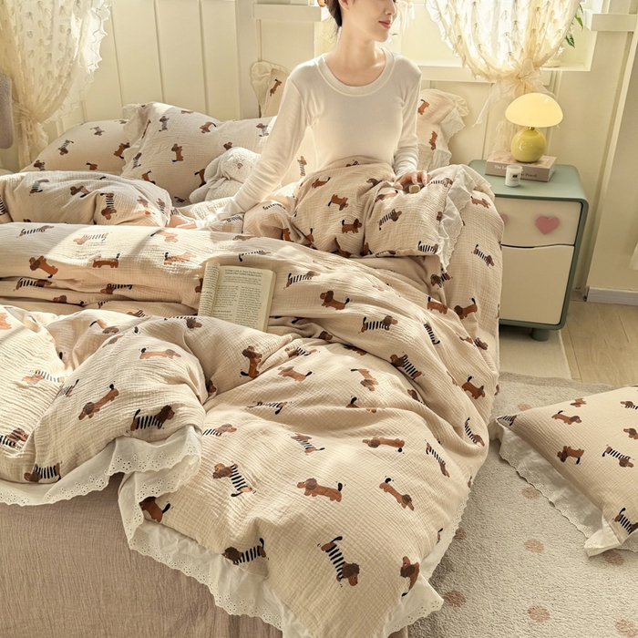 91家纺网 家纺一手货源 找家纺 咏绒家纺工厂店 2025新款全棉双层皱皱沙印花花边款四件套 萌犬