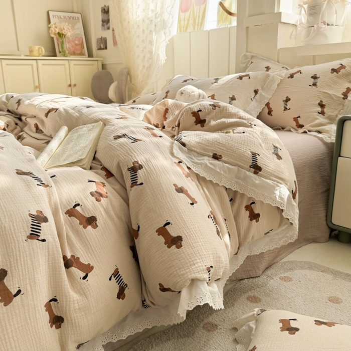91家纺网 家纺一手货源 找家纺 咏绒家纺工厂店 2025新款全棉双层皱皱沙印花花边款四件套 萌犬