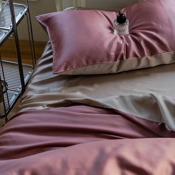 91家纺网 家纺一手货源 找家纺 浩情国际婚庆供货中心 2026新款60支奥地利兰精天丝纯色双拼系列四件套 野樱莓-芋泥灰