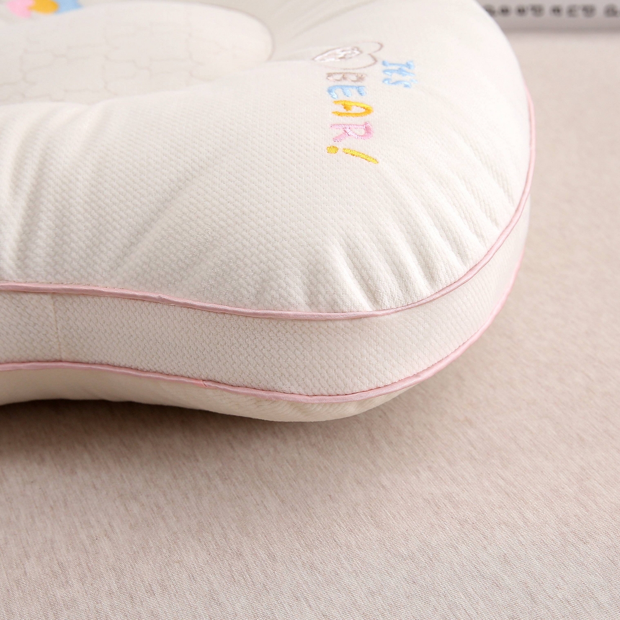 91家纺网 家纺一手货源 找家纺 （总）珍贝家纺 2025新款毛巾绣儿童护颈枕枕头枕芯