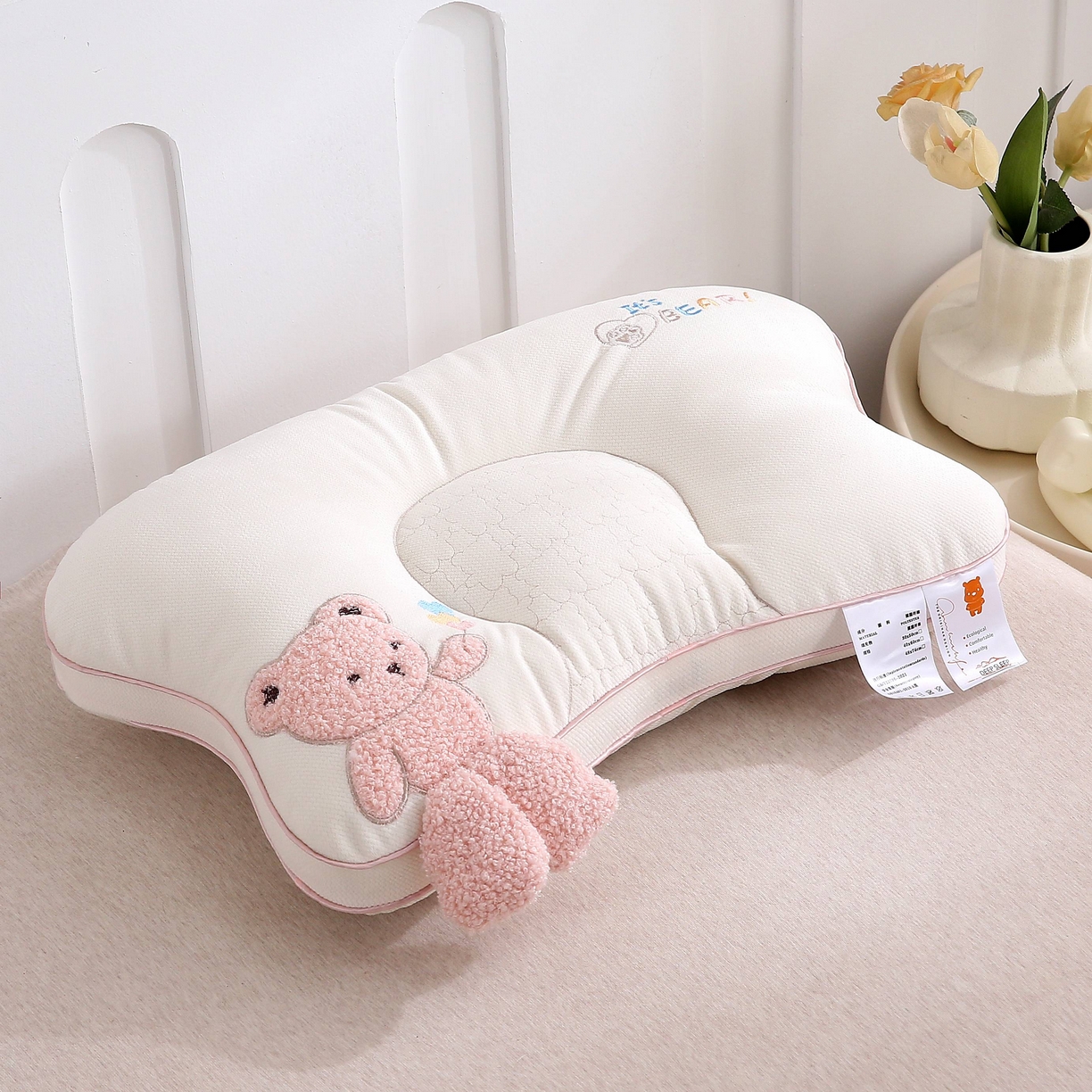 91家纺网 家纺一手货源 找家纺 珍贝家纺 2025新款毛巾绣儿童护颈枕枕头枕芯 贴布绣小熊--粉