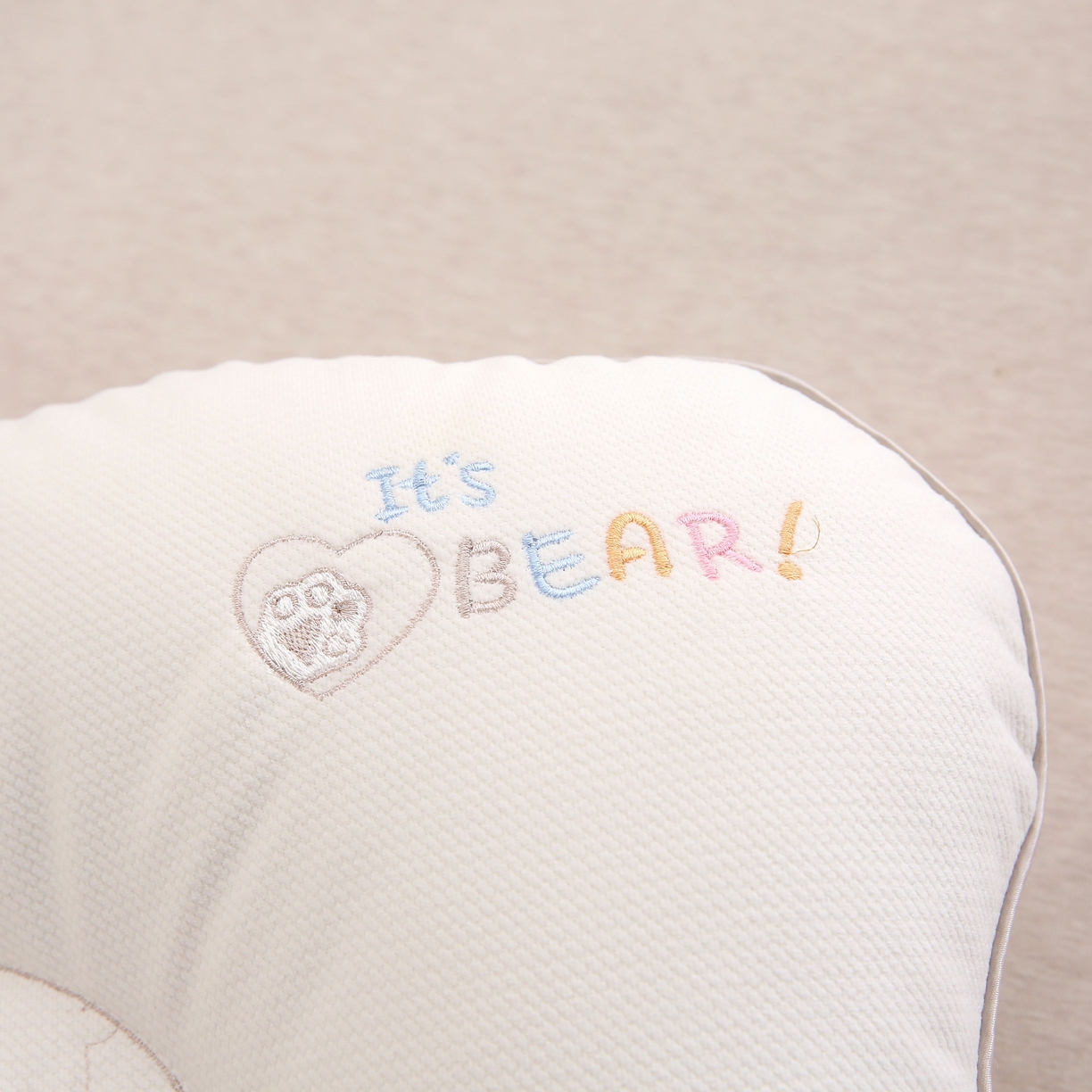 91家纺网 家纺一手货源 找家纺 珍贝家纺 2025新款毛巾绣儿童护颈枕枕头枕芯 贴布绣小熊--灰