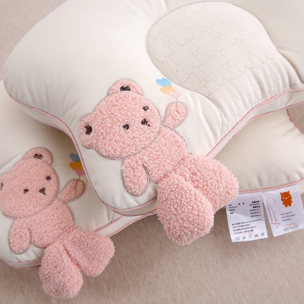 91家纺网 家纺一手货源 找家纺 珍贝家纺 2025新款毛巾绣儿童护颈枕枕头枕芯 贴布绣小熊--粉