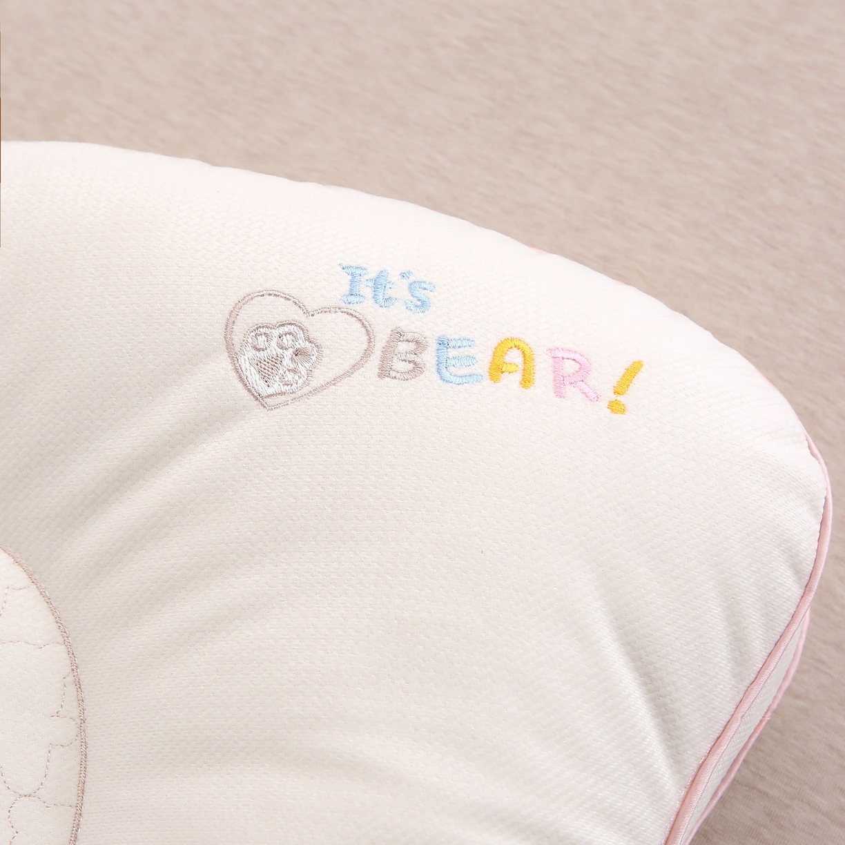 91家纺网 家纺一手货源 找家纺 珍贝家纺 2025新款毛巾绣儿童护颈枕枕头枕芯 贴布绣小熊--粉