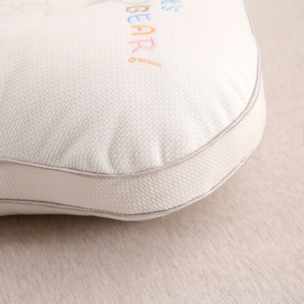 91家纺网 家纺一手货源 找家纺 珍贝家纺 2025新款毛巾绣儿童护颈枕枕头枕芯 贴布绣小熊--灰