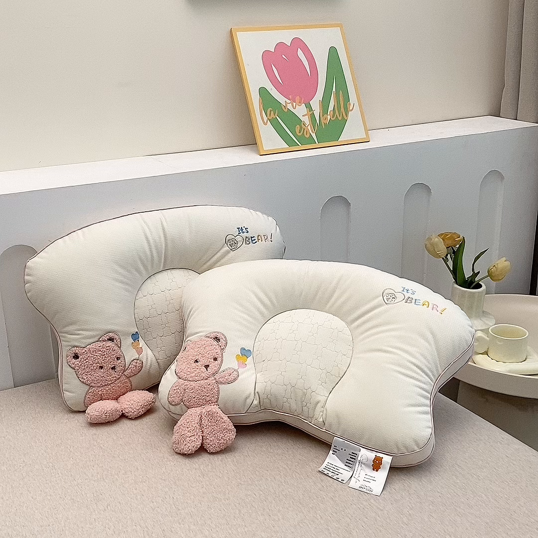 91家纺网 家纺一手货源 找家纺 珍贝家纺 2025新款毛巾绣儿童护颈枕枕头枕芯 贴布绣小熊--粉