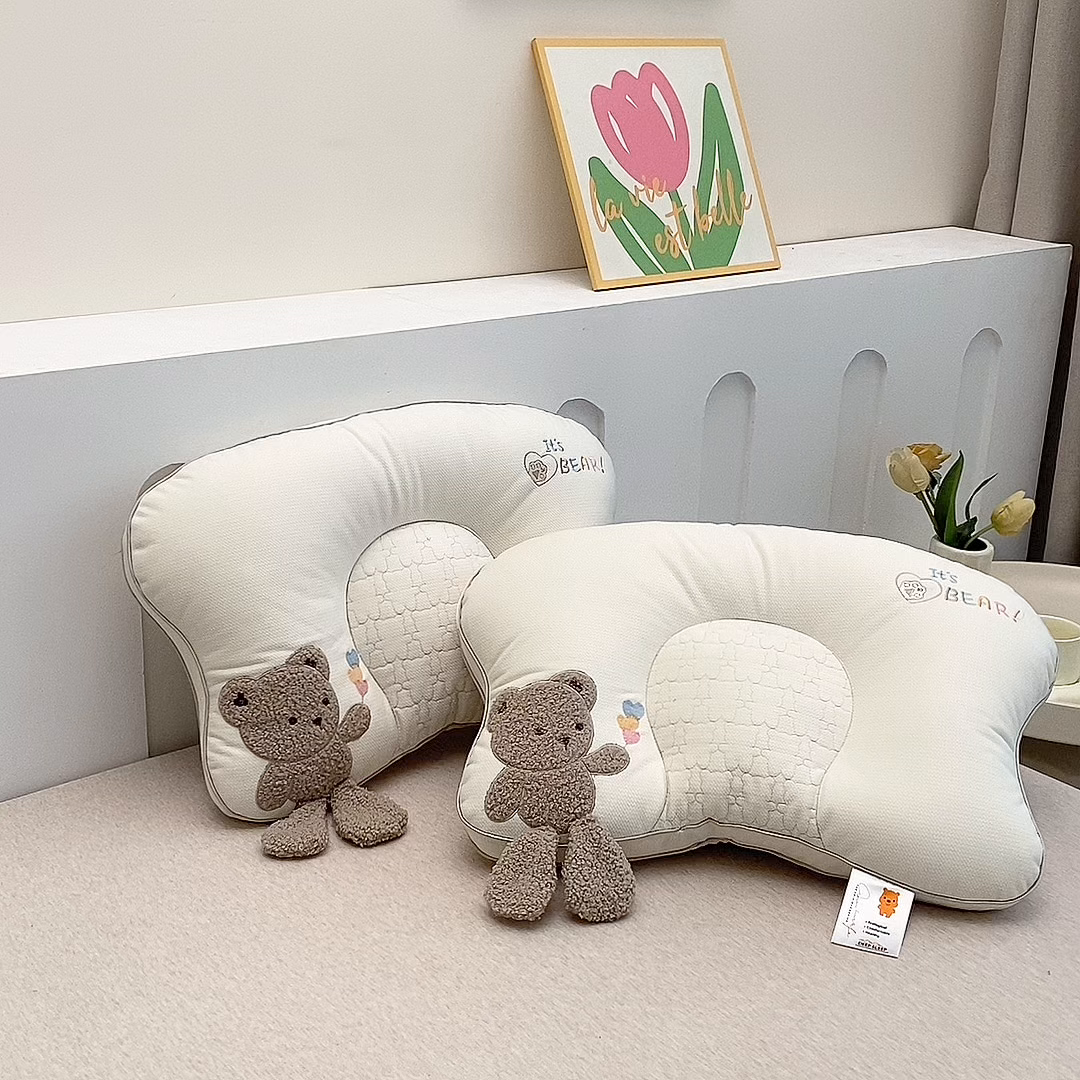 91家纺网 家纺一手货源 找家纺 珍贝家纺 2025新款毛巾绣儿童护颈枕枕头枕芯 贴布绣小熊--灰