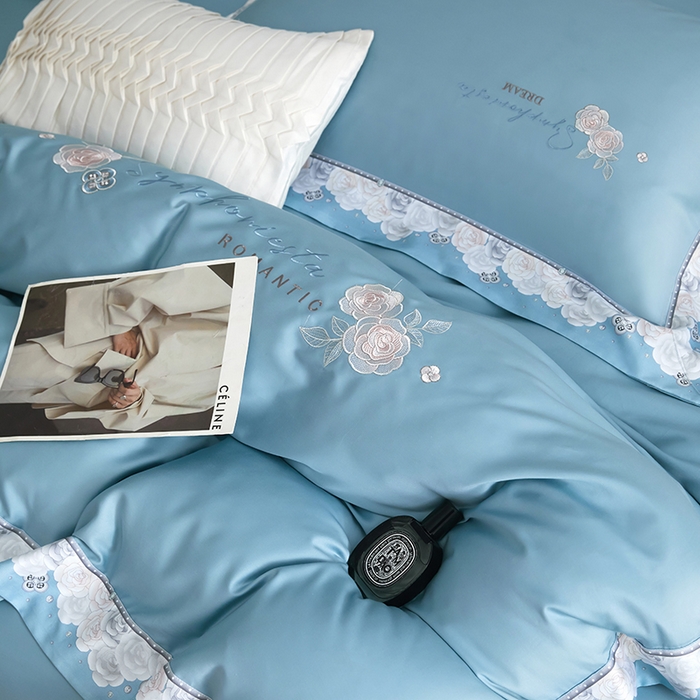 91家纺网 家纺一手货源 找家纺 浩情国际婚庆供货中心 2026新款160S春夏天丝棉高端刺绣系列四件套 玫瑰花香-卡宴蓝