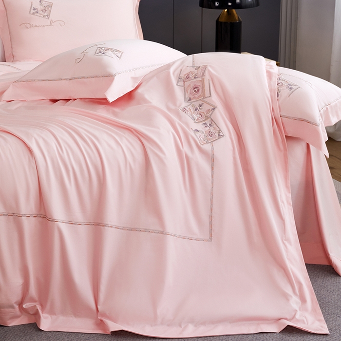 91家纺网 家纺一手货源 找家纺 浩情国际婚庆供货中心 2026新款160S春夏天丝棉高端刺绣系列四件套 诺兰-公主粉