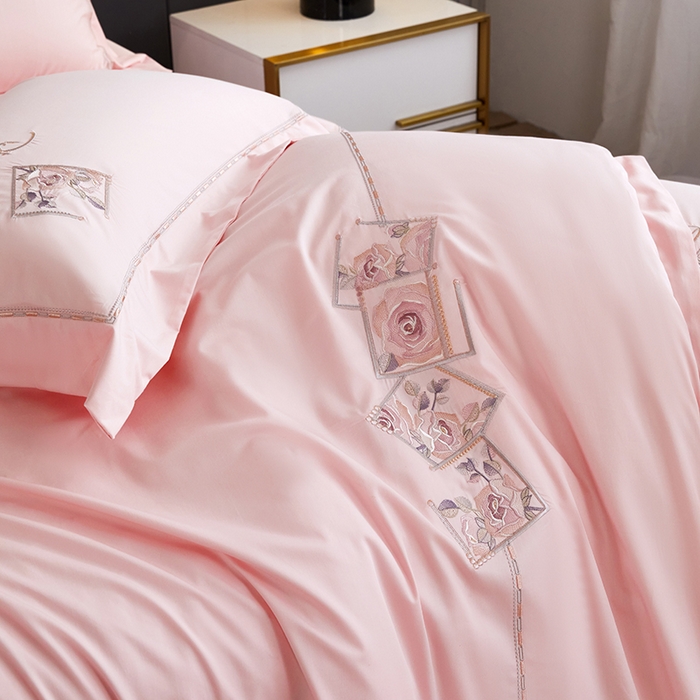 91家纺网 家纺一手货源 找家纺 浩情国际婚庆供货中心 2026新款160S春夏天丝棉高端刺绣系列四件套 诺兰-公主粉