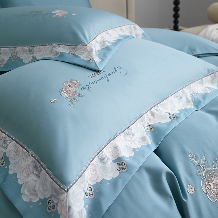 91家纺网 家纺一手货源 找家纺 浩情国际婚庆供货中心 2026新款160S春夏天丝棉高端刺绣系列四件套 玫瑰花香-卡宴蓝