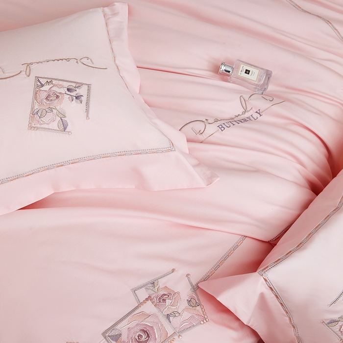 91家纺网 家纺一手货源 找家纺 浩情国际婚庆供货中心 2026新款160S春夏天丝棉高端刺绣系列四件套 诺兰-公主粉