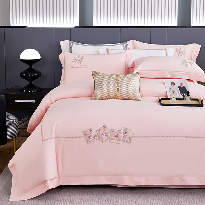 91家纺网 家纺一手货源 找家纺 浩情国际婚庆供货中心 2026新款160S春夏天丝棉高端刺绣系列四件套 诺兰-公主粉