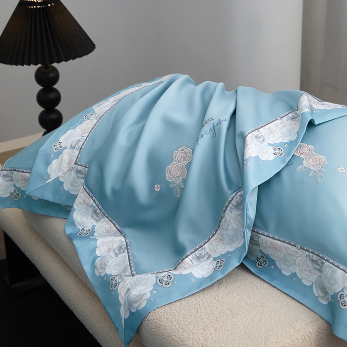 91家纺网 家纺一手货源 找家纺 浩情国际婚庆供货中心 2026新款160S春夏天丝棉高端刺绣系列四件套 玫瑰花香-卡宴蓝