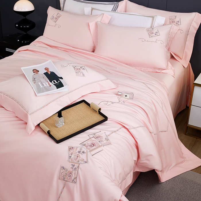 91家纺网 家纺一手货源 找家纺 浩情国际婚庆供货中心 2026新款160S春夏天丝棉高端刺绣系列四件套 诺兰-公主粉