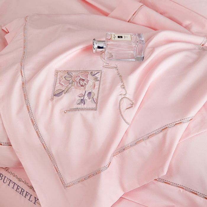 91家纺网 家纺一手货源 找家纺 浩情国际婚庆供货中心 2026新款160S春夏天丝棉高端刺绣系列四件套 诺兰-公主粉