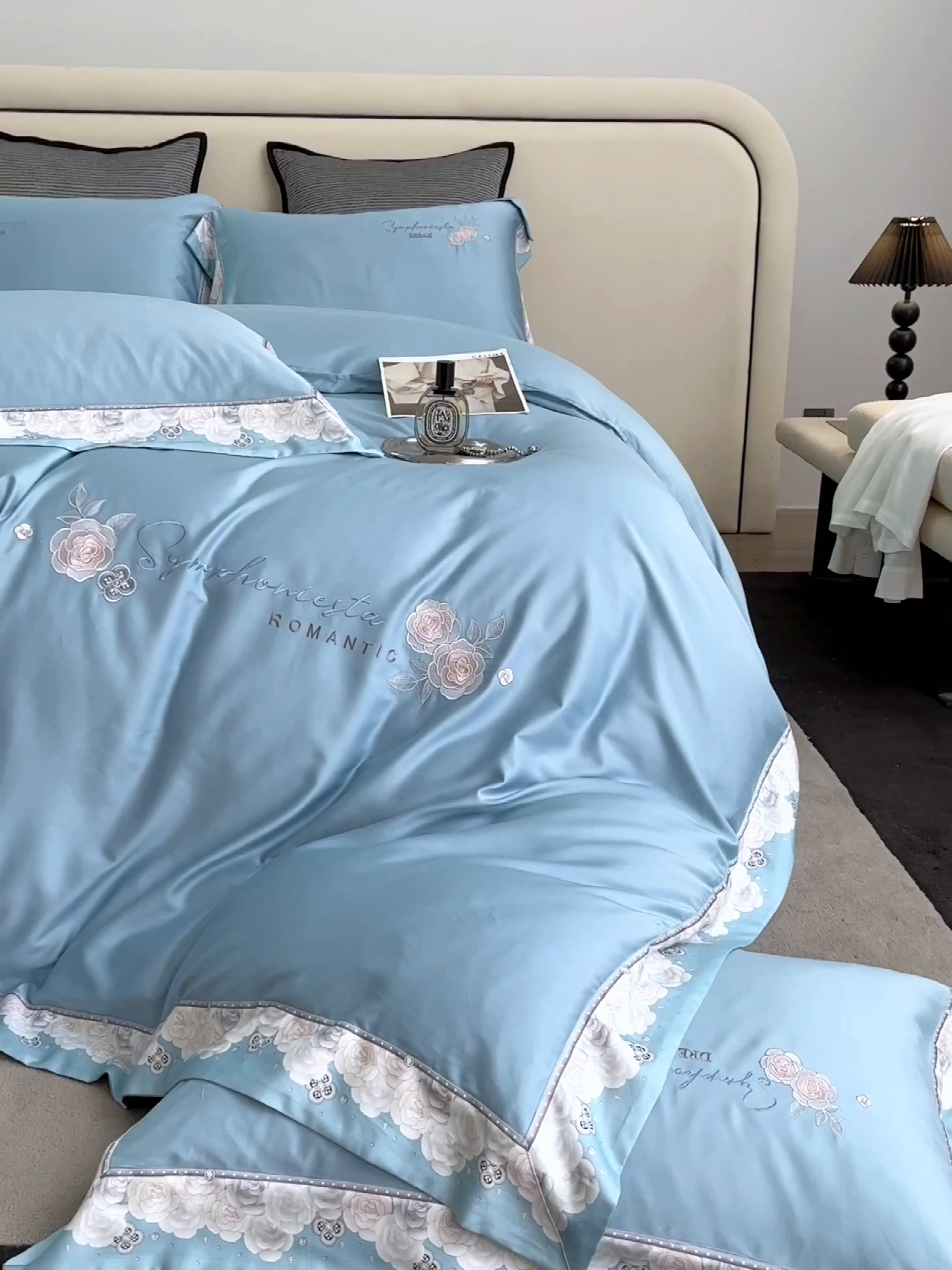 91家纺网 家纺一手货源 找家纺 浩情国际婚庆供货中心 2026新款160S春夏天丝棉高端刺绣系列四件套 玫瑰花香-卡宴蓝